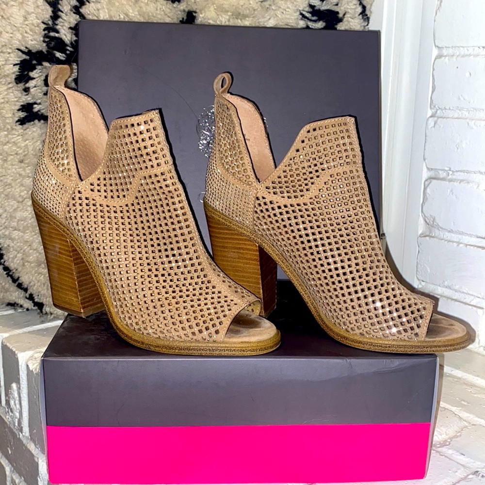 Vince Camuto size 8 tan studded mesh